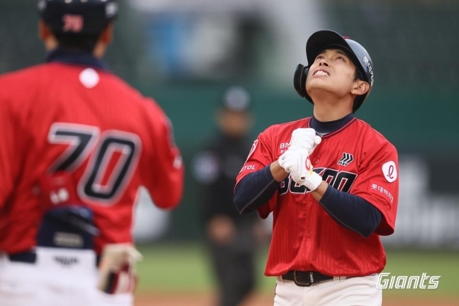 '방망이로 깜짝 활약' 황성빈, 위기의 롯데를 구원한 진정한 '거인'
