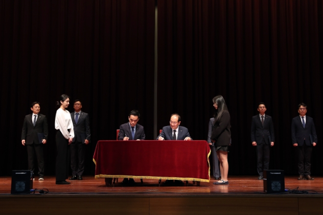 이성해 이사장(오른쪽)이 23일 백승배 월곶~판교 사업단장(왼쪽)과 ‘사업수행계획(Project Charter)’ 계약을 체결하고 있다. / 사진=국가철도공단 제공