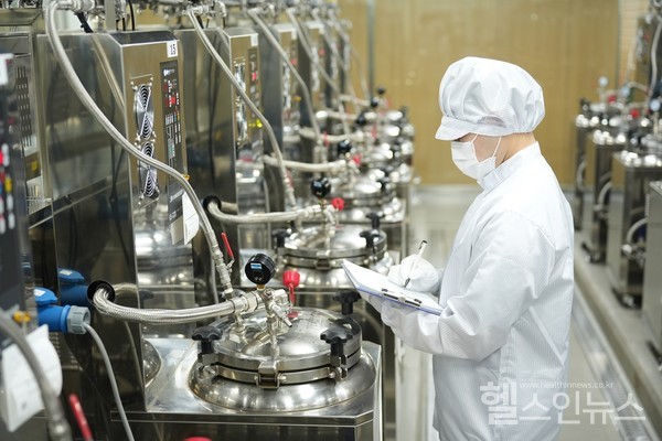 한약사가첩약을조제중인탕전기들을관리하고있다(출처:자생메디바이오센터)