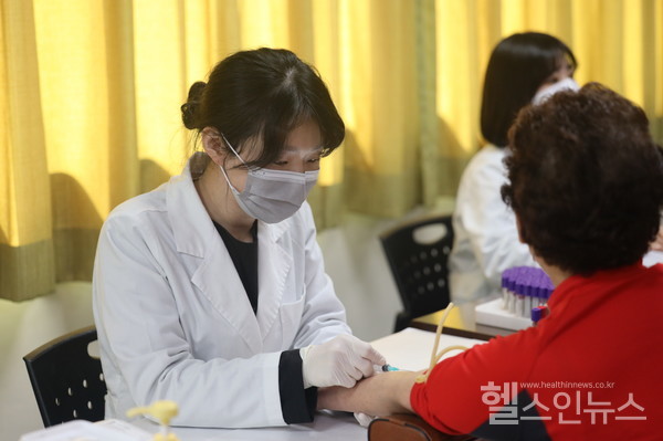 대한결핵협회부산광역시지부부설부산복십자의원에서돌봄시설종사자의무료잠복결핵감염검진을위한채혈이이뤄지고있다.