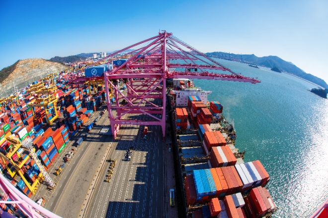 ㈜한진 자회사 중 하나인 한진부산컨테이너터미널(HJNC)은 다음 달부터 SM상선의 2개 북미 노선에 대해 항만 물류 서비스를 제공한다고 23일 밝혔다. 사진은 HJNC의 모습. (사진 = ㈜한진 제공)