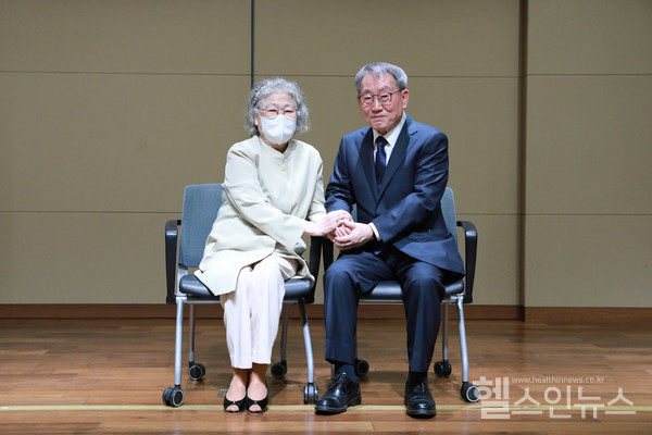 4월22일서울성모병원지하1층대강당에서진행된‘국내첫소장이식성공20주년기념심포지엄’에서20년전국내첫소장이식수술에성공했던환자이모씨와수술을집도한가톨릭의대명예교수이명덕교수(오른쪽)가기념사진을촬영하고있다.