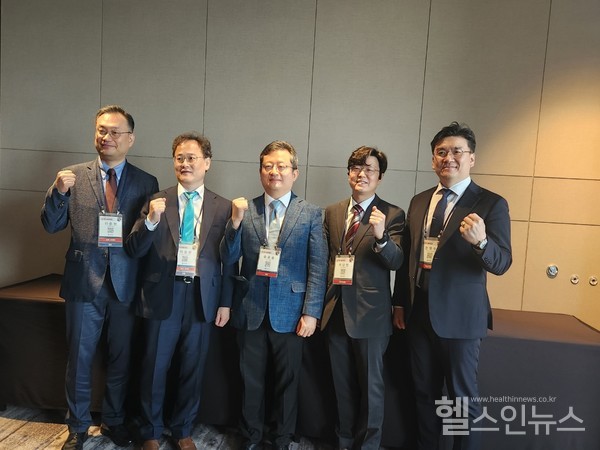 (왼쪽부터)신경과의사회신준현정책부회장,이상원보험부회장,윤웅용회장,이상범공보이사,한영수학술부회장