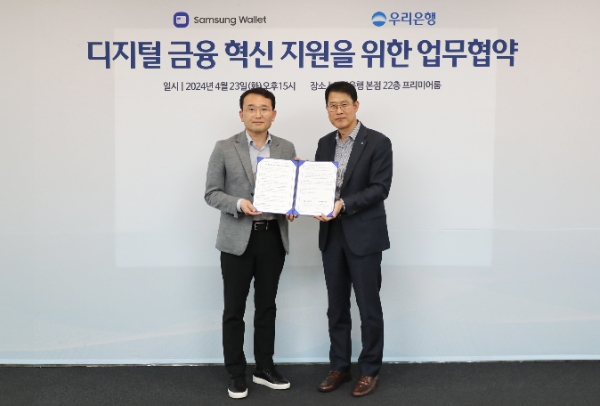 사진=우리은행 김범석 국내영업부문장(오른쪽)과 삼성전자 MX사업부 디지털월렛팀장 채원철 부사장이 기념촬영을 하고 있다.