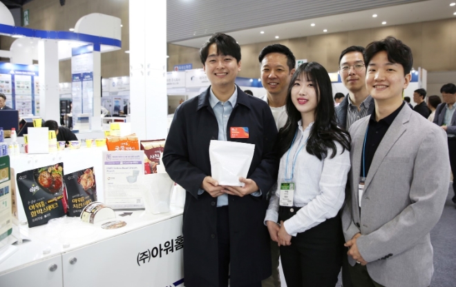 지난 23일 일산 킨텍스에서 열린 ‘2024 대한민국 패키징 대전’에서 아워홈 Packaging팀 팀원들이 출품작 앞에서 기념 촬영을 하고 있다. / 사진=아워홈 제공