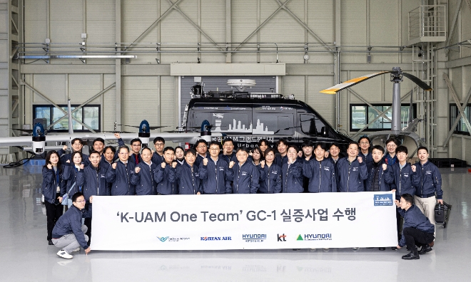  KT가 소속된 K-UAM 원팀 컨소시엄 관계자들이 실증 사업을 진행하며 단체 사진을 촬영하고 있다. 
