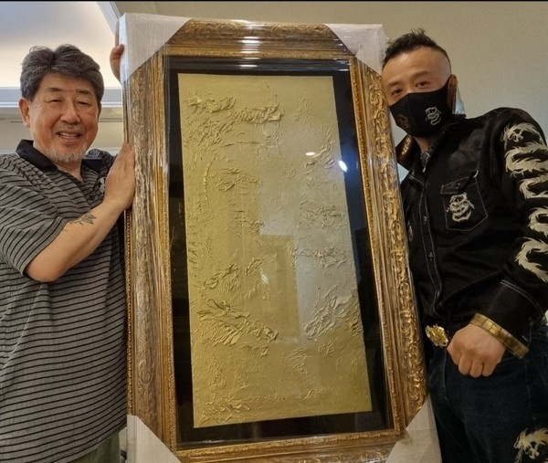 사진=순금24K 구 룡(30호) / 김일태 화백과 최야성회장이 기념 촬영을 하고 있다.