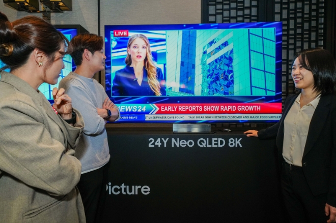 삼성전자는 23일부터 24일(현지시간)까지 태국 방콕에서 테크세미나를 개최, 2024년형 Neo QLED 8K와 삼성 OLED 등 AI TV 핵심 기술을 선보였다고 밝혔다. 사진은 23일(현지시간) 태국 방콕 '2024 동남아 테크세미나'에서 참석자들이 삼성전자 2024년형 Neo QLED 8K 신제품을 살펴보고 있는 모습. (사진 = 삼성전자 제공)