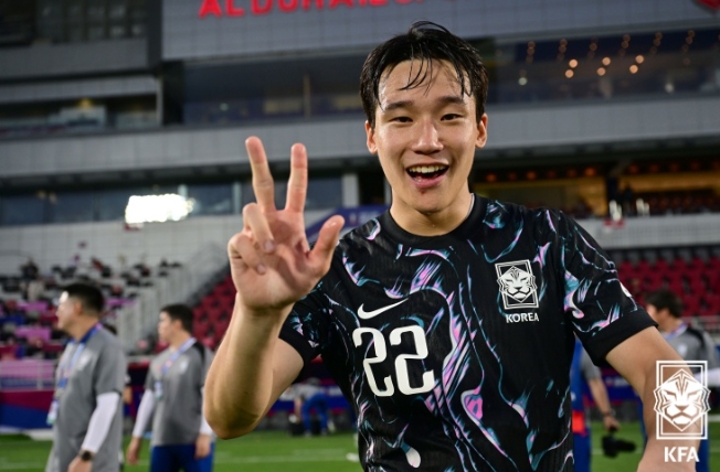 사진=AFC U-23 아시안컵에서 3경기 연속 골도움을 기록한 이태석이 손가락 3개를 들어보이고 있다.