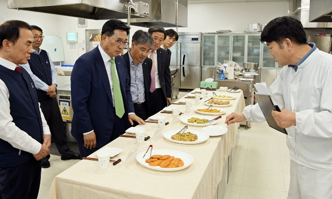 김춘진 한국농수산식품유통공사 사장(왼쪽 세 번째)이 사옹원 현장을 방문해 제품을 점검하고 있다. / 사진=한국농수산식품유통공사 제공