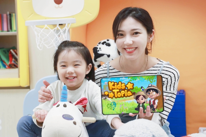 LG유플러스는 어린이 특화 메타버스 서비스 ‘키즈토피아’에서 AI 안내원과 함께 동식물 200여 종을 탐험해 볼 수 있는 생태체험학습 콘텐츠 ‘지구사랑탐사대’를 선보인다고 24일 밝혔다. 사진은 LG유플러스 모델이 키즈토피아 ‘지구사랑탐사대’ 콘텐츠를 소개하는 모습. (사진 = LG유플러스 제공)