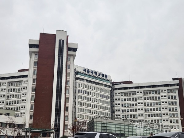 서울대의대교수를비롯해전국의과대학교수들이25일부터개별적인사직을진행하고남은교수들역시주1회휴진을가지고했다.서울대의대교수들은오는30일집단으로휴진을결의했다.