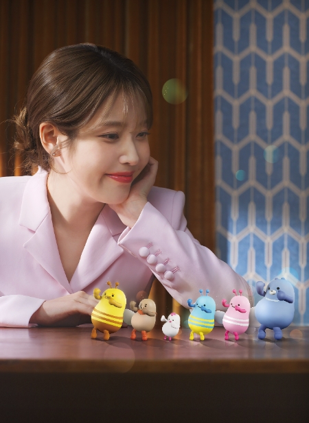 우리금융그룹은 가수 겸 배우 아이유와 광고 계약을 연장하며 인연을 이어간다고 24일 밝혔다. 사진은 우리금융그룹과 2년 더 광고모델을 이어가기로 한 아이유의 모습. (사진 = 우리금융그룹 제공)