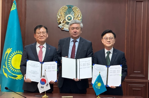 카자흐스탄 수도인 아스타나에서 한전KPS 김홍연 사장, 카자흐스탄 에너지부 예심카노브 순갓트 차관, 두산에너빌리티 김정관 부사장(사진 왼쪽부터)이 3자간 ‘노후발전소 성능개선사업을 위한 MOU’를 체결했다.
