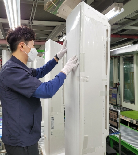 사진=광주광역시 광산구 하남산단 6번로에 위치한 삼성전자 광주사업장에서 직원들이 '비스포크 무풍에어컨 갤러리'를 생산하고 있다.