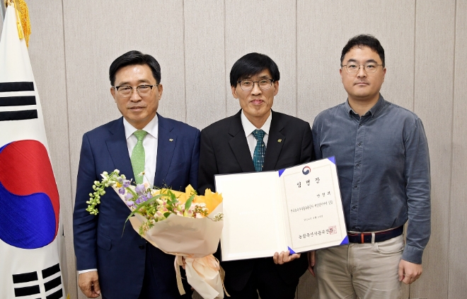 김춘진 한국농수산식품유통공사 사장, 안병희 노동이사, 이원규 노동조합 수석부위원장(왼쪽부터)이 기념 촬영하고 있다. / 사진=한국농수산식품유통공사 제공