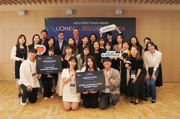 ‘2024 로레알 브랜드스톰’ 국내 결선에 참여한 팀들이 사무엘 뒤 리테일 로레알코리아 대표와 포토타임을 갖고 있다.