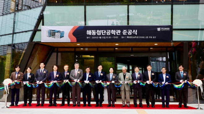 허윤홍 GS건설 대표, 유홍림 서울대 총장, 김영재 해동과학문화재단 이사장(왼쪽 3,8,9번째 순) 외 관계자들이 참석해 기념 촬영하고 있다. / 사진=GS건설 제공
