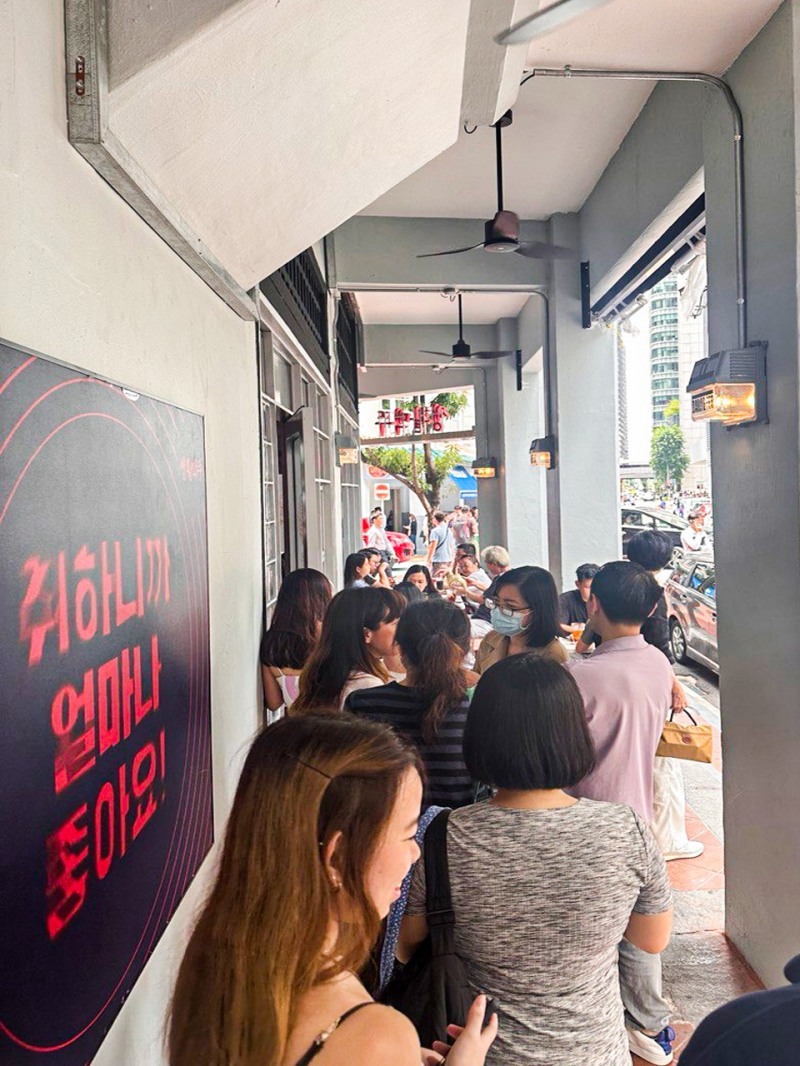 생활맥주의 싱가포르 첫 매장 대기줄. 사진제공=㈜데일리비어