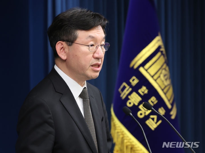 성태윤 정책실장이 25일 서울 용산 대통령실 청사에서 경제 성장률 관련 브리핑을 하고 있는 모습. (사진 = 뉴시스)