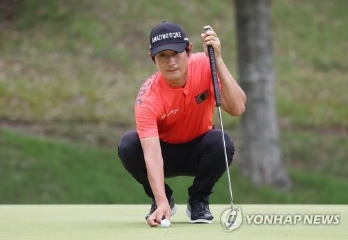 사진=퍼트 라인을 살피는 장동규