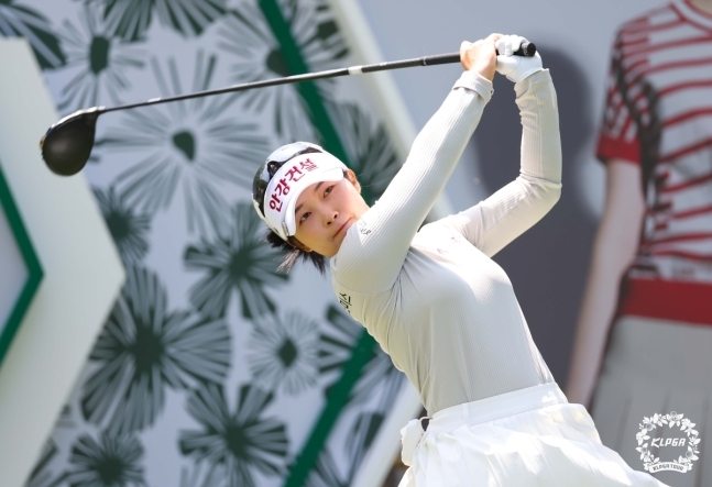 KLPGA 챔피언십 첫날 '전예성·박주영' 단독 선두