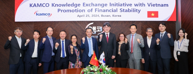 원호준 기업지원부문 총괄이사(오른쪽에서 여섯 번째)와 부 느 탕 베트남 국가금융감독위원회 위원장 대행(왼쪽에서 여섯 번째)이 관계자들과 기념 사진을 촬영하고 있다. / 사진=캠코 제공