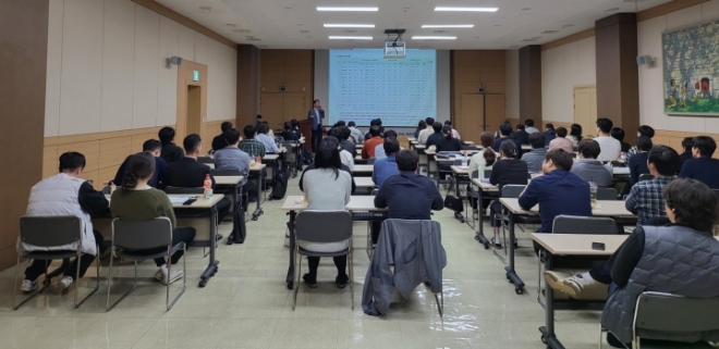 롯데건설 본사 대강당에서 품질혁신 아카데미 교육이 진행되고 있다. / 사진=롯데건설 제공