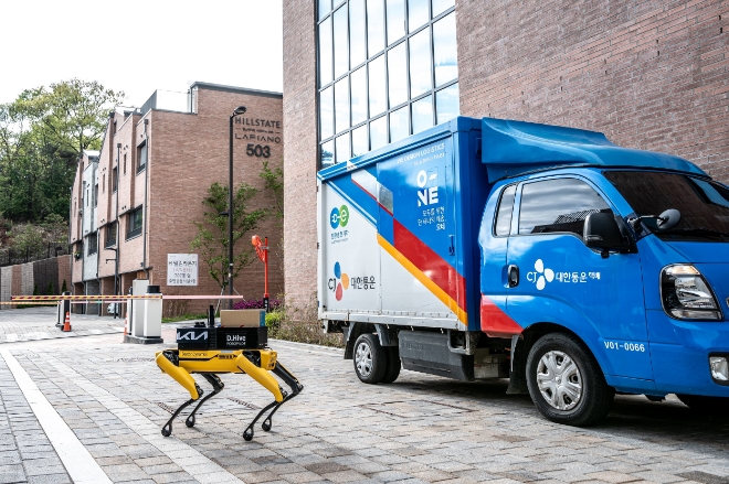 라스트마일 로봇 배송 서비스 실증 사업에 활용된 차량과 로봇개 ‘스팟(SPOT)’의 모습 / 사진=기아 제공