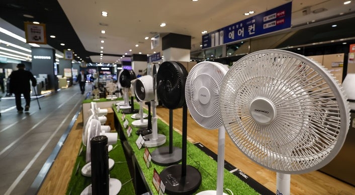 지난 18일 서울 용산구 전자랜드 가전코너에 선풍기가 진열되어 있다. 이른 더위가 찾아오면서 에어컨, 선풍기 등 냉방가전 수요가 늘어나고 있다. 가전업계에 따르면 최근 일주일간 판매한 에어컨을 살펴보면 전년 동기 대비 약 50% 수요가 증가했다. 선풍기와 서큘레이터 수요도 동기간 각각 2배, 2.5배 늘었다.