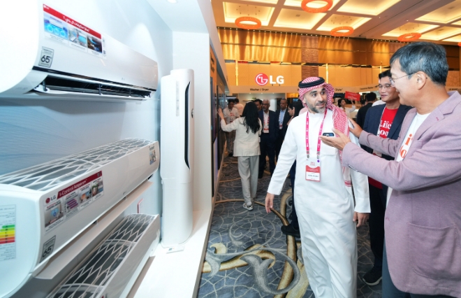 이일환 LG전자 중동·아프리카지역대표(오른쪽 맨 앞)가 UAE 아부다비에서 열린 'LG 쇼케이스 2024'에 참석해 현지 거래선과 만나 LG전자의 에어 솔루션을 소개하고 있다. / 사진=LG전자 제공