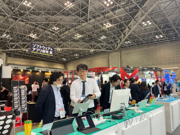 틸론 직원이 ‘Japan IT Week Spring 2024’ 전시 부스에서 자사 솔루션을 소개하고 있다.