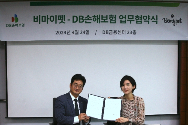 사진=지난 24일 서울시 강남구 DB금융센터에서 DB손해보험 이민우 본부장(왼쪽)과 비마이펫 성현진 대표가 업무협약을 맺고 기념촬영을 하고 있다.