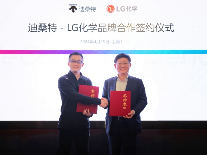 노국래 LG화학 석유화학본부장(오른쪽)과 왕유성 중국 데상트 부사장이 기념 촬영을 하고있다. / 사진=LG화학 제공