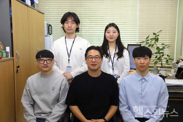 연구진사진(앞줄왼쪽두번째연구책임자조현수박사,세번째제1저자이진권학생연구원)