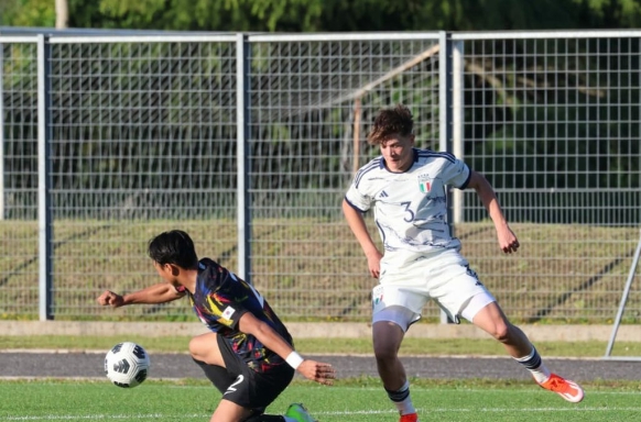 사진=U-15 대표팀이 친선대회서 이탈리아에 2-1로 승리했다. 사진은 상대 선수로부터 볼을 지켜내고 있는 최재혁의 모습.