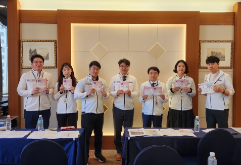 전남교육청 관계자들이 17개 시·도 교육청이 모인 중앙투자심사위원회에서 ‘2024 대한민국 글로컬 미래교육박람회’홍보활동을 펼치고 있다.