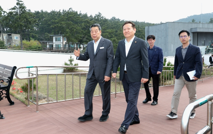 ‘온기나눔 범국민 추진본부 3차 회의’가 열린 유류피해극복기념관을 둘러보는 가세로 군수와 이상민 행안부장관.