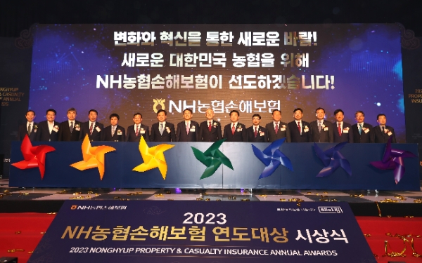 농협중앙회 강호동 회장(사진 왼쪽 아홉 번째)과 농협손해보험 서국동 대표이사(사진 왼쪽 여덟 번째)가 사무소부문 수상자들과 기념촬영을 하고 있다