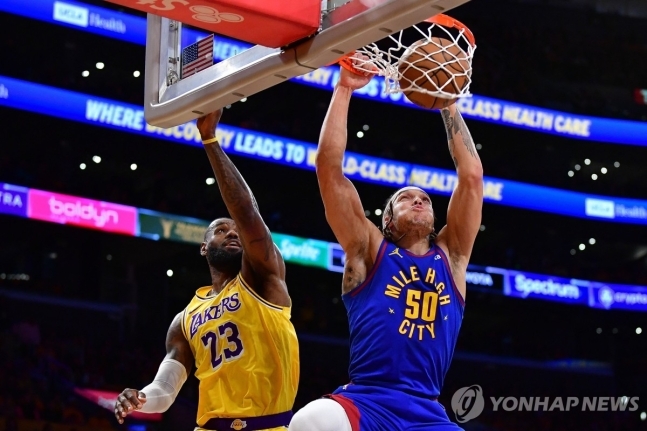 사진=제임스를 뒤로 하고 덩크하는 고든