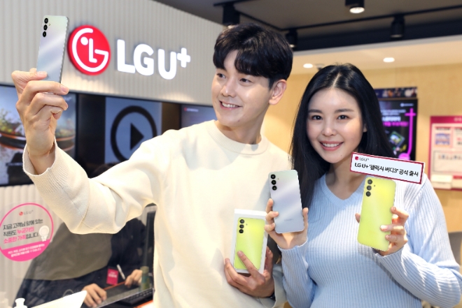 LG유플러스는 가계통신비 경감 노력의 일환으로 30만 원대 실속형 스마트폰 ‘갤럭시 버디3’를 공식 출시했다고 26일 밝혔다. 사진은 LG유플러스 모델이 ‘갤럭시 버디3’를 사용하는 모습. (사진 =  LG유플러스 제공)