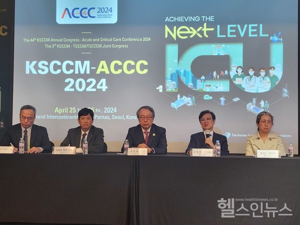 (왼쪽부터)대한중환자의학회박치민총무이사,장철호홍보이사,서지영회장,조재화차기회장,홍석경기획이사