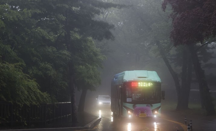 비가 내린 24일 오전 서울 중구 남산길에 안개가 가득 끼어 있다.