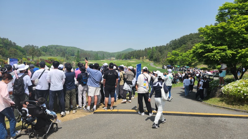 임성재의 티샷을 보기위해 모여든 갤러리 1번홀