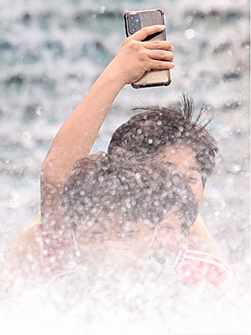 대구 낮 최고기온이 27도까지 오르며 초여름 날씨를 보인 지난 26일 대구 달서구 이월드를 찾은 학생들이 놀이기구를 타며 더위를 식히고 있다.