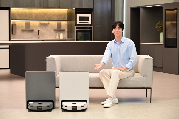 삼성전자 모델이 삼성스토어 대치점에서 국내 누적 판매 1만대를 돌파한 '비스포크 AI 스팀'을 소개하고 있다. / 사진=삼성전자 제공