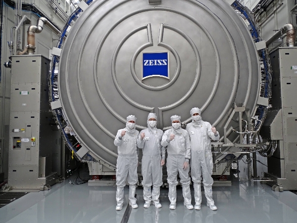 26일(현지 시간) 독일 오버코헨 ZEISS 본사를 방문한 이재용 삼성전자 회장(왼쪽에서 두번째)이 최신 반도체 장비를 살펴본 뒤 칼 람프레히트(Karl Lamprecht) ZEISS그룹 CEO(왼쪽에서 세번째), 안드레아스 페허(Andreas Pecher) ZEISS SMT(Semiconductor Manufacturing Technology)CEO(왼쪽에서 첫번째)와 함께 기념사진을 촬영하는 모습. / 사진=삼성전자 제공