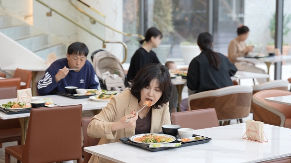 풀무원푸드앤컬처가 운영하는 아파트 커뮤니티 위탁 급식 사업장에서 입주민들이 식사를 하고 있다. / 사진=풀무원푸드앤컬처 제공