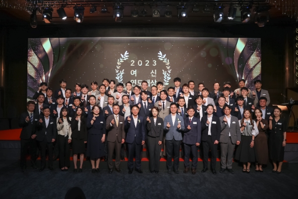 이석용 은행장(사진 맨 앞줄 왼쪽부터 7번째)이 26일 서울 중구 소재 반얀트리 클럽 앤 스파에서 열린 ‘2023 NH농협은행 여신연도대상’시상식에서 수상자들과 기념촬영을 하고 있다. / 사진=NH농협은행 제공