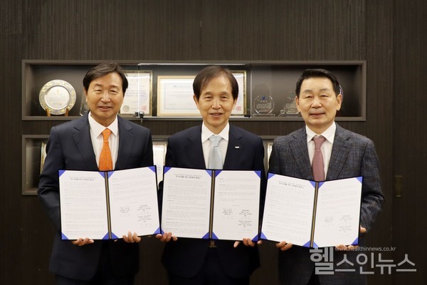 (왼쪽부터)자생의료재단신준식명예이사장,KAIST이광형총장,자생의료재단박병모이사장